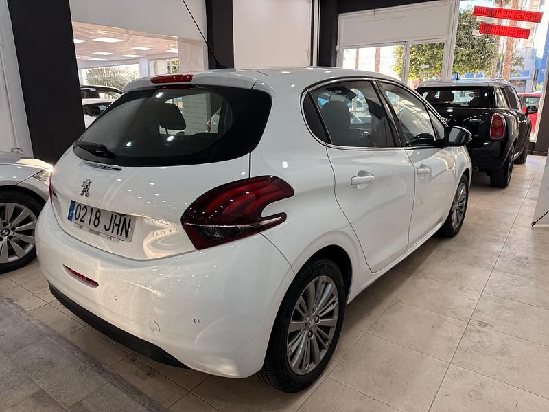 Usado Peugeot 208 Allure 82 CV (60 kW) 2015 Blanco Utilitario
