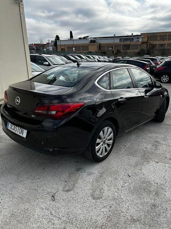 Usado Opel Astra Business 95 HP (69 kW) 2013 Preto Sedan