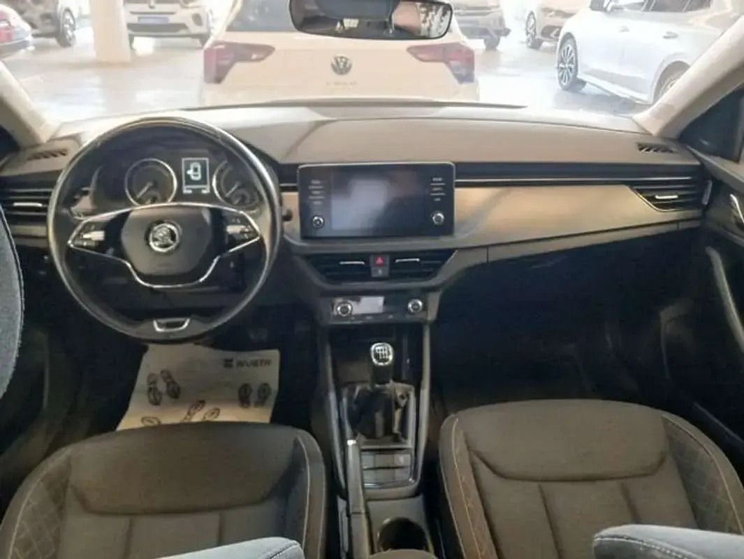Usado Skoda Scala Ambition 110 CV (80 kW) 2023 Plateado Utilitario