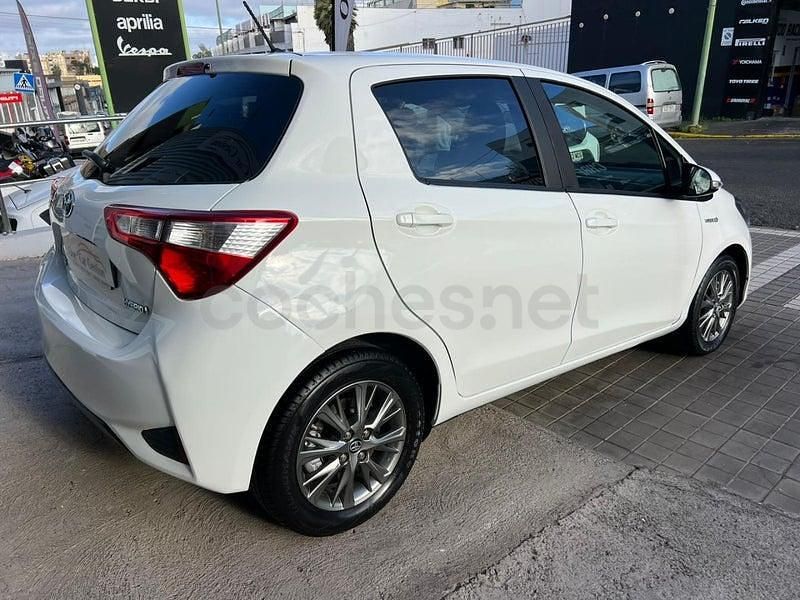 Usado Toyota Yaris Hybrid Active 100 CV (73 kW) 2019 Blanco Berlina