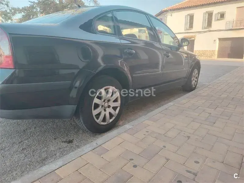 Usado VW Passat Edition 130 CV (95 kW) 2005 Negro Berlina