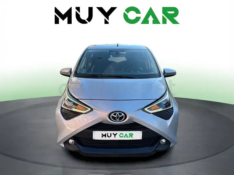 Usado Toyota Aygo X-cite 72 CV (52 kW) 2019 Gris / plata Utilitario