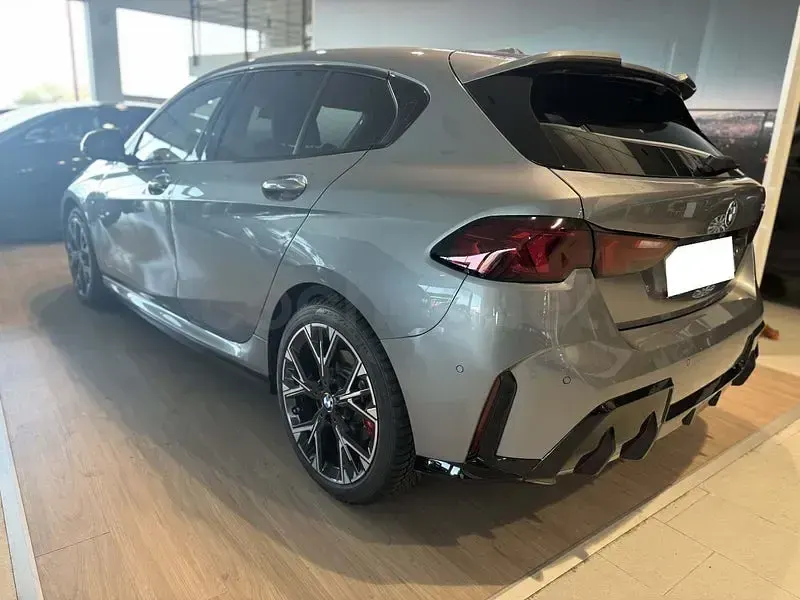 Usado BMW 118 Comfort Edition 150 CV (110 kW) 2024 Gris / plata Berlina