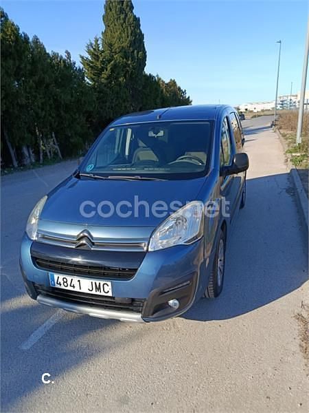 Usado Citroën Berlingo XTR 100 CV (73 kW) 2016 Azul Monovolumen