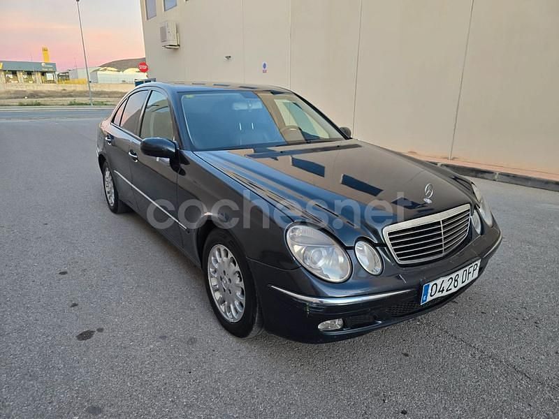 Usado Mercedes E270 Elegance 177 CV (130 kW) 2005 Azul Berlina