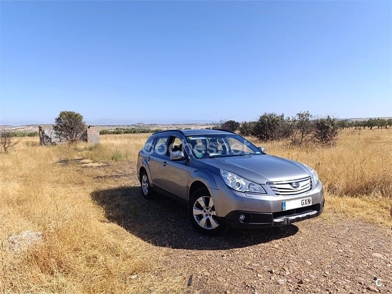 Gris / plata Usado 2010 Subaru Outback SUV | 9999 € - Imagen 1/4