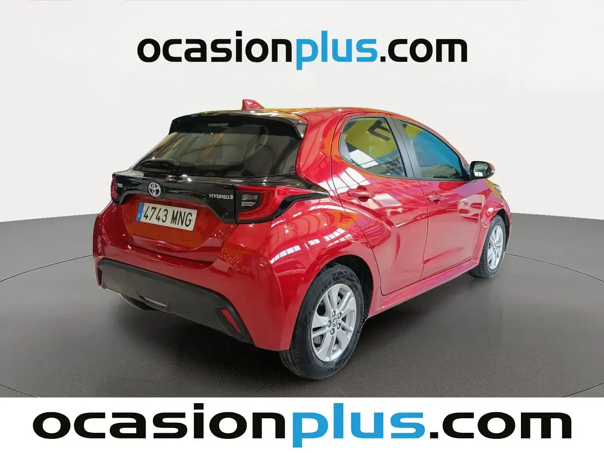Usado Toyota Yaris Active 116 CV (85 kW) 2024 Rojo Utilitario