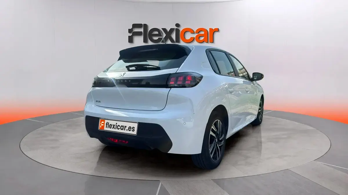 Usado Peugeot 208 Active 102 CV (75 kW) 2023 Blanco Utilitario