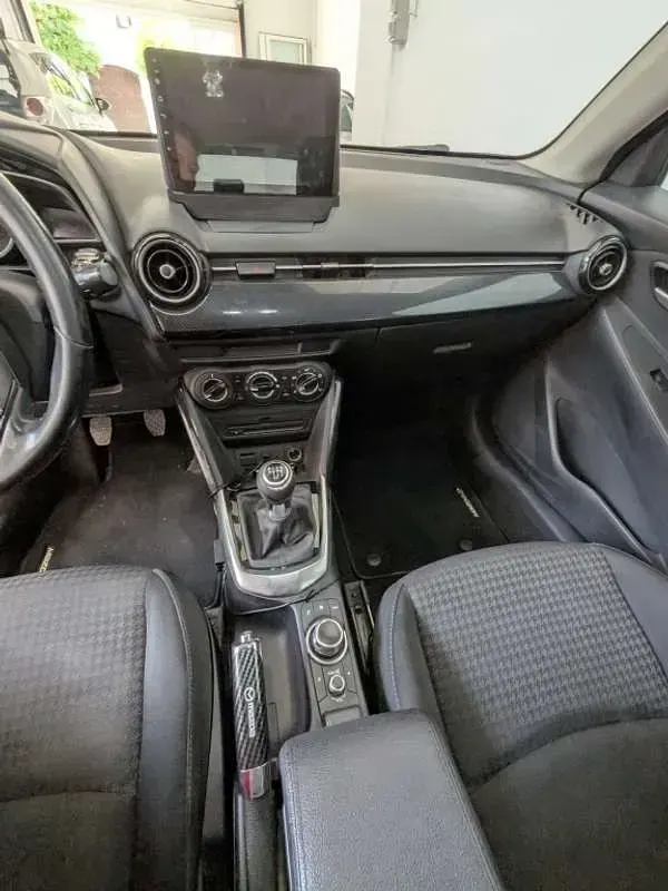 Usado Mazda 2 Luxury 105 CV (77 kW) 2018 Gris Utilitario