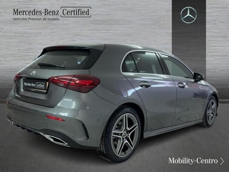 Usado Mercedes A180 AMG line 116 CV (85 kW) 2024 Gris montaña Utilitario