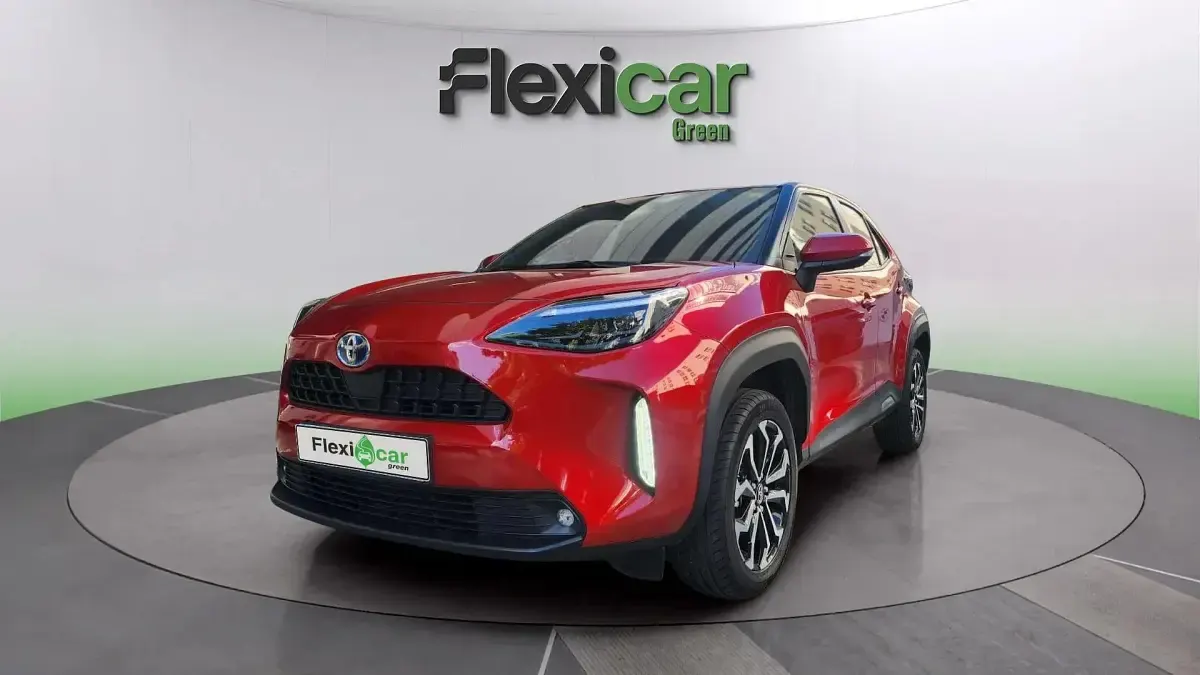 Usado Toyota Yaris Hybrid Style 116 CV (85 kW) 2022 Rojo