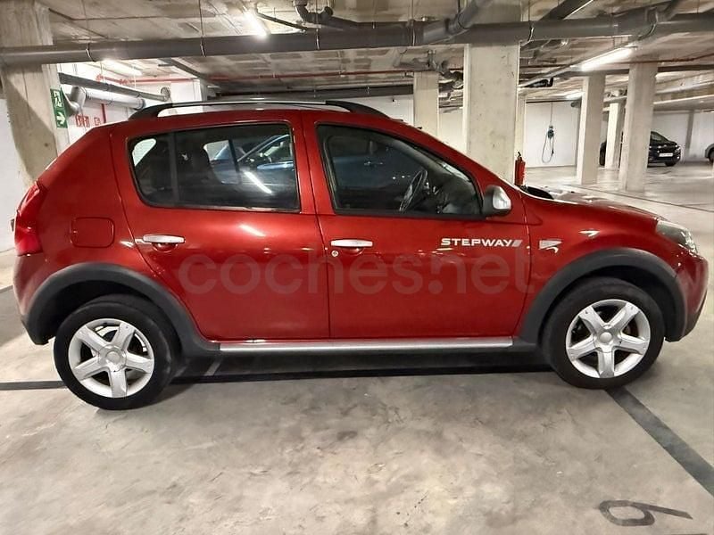 Usado Dacia Sandero Stepway 90 CV (66 kW) 2011 Granate Berlina