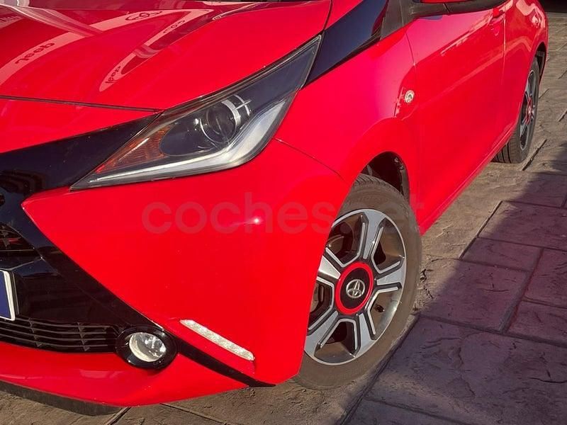 Usado Toyota Aygo X-clusiv 72 CV (52 kW) 2018 Rojo Utilitario