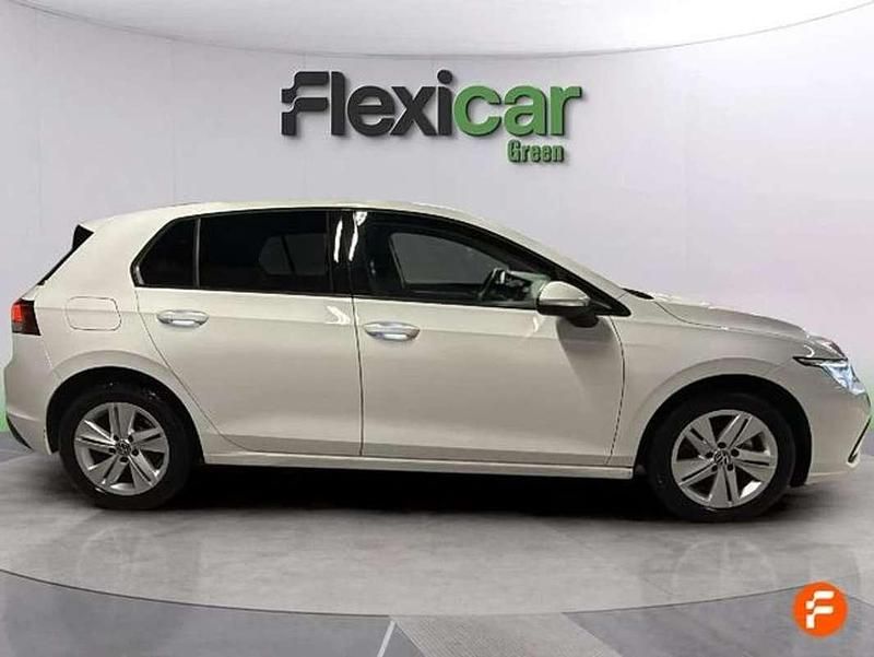 Usado VW Golf VIII Life 110 CV (80 kW) 2021 Blanco Familiar