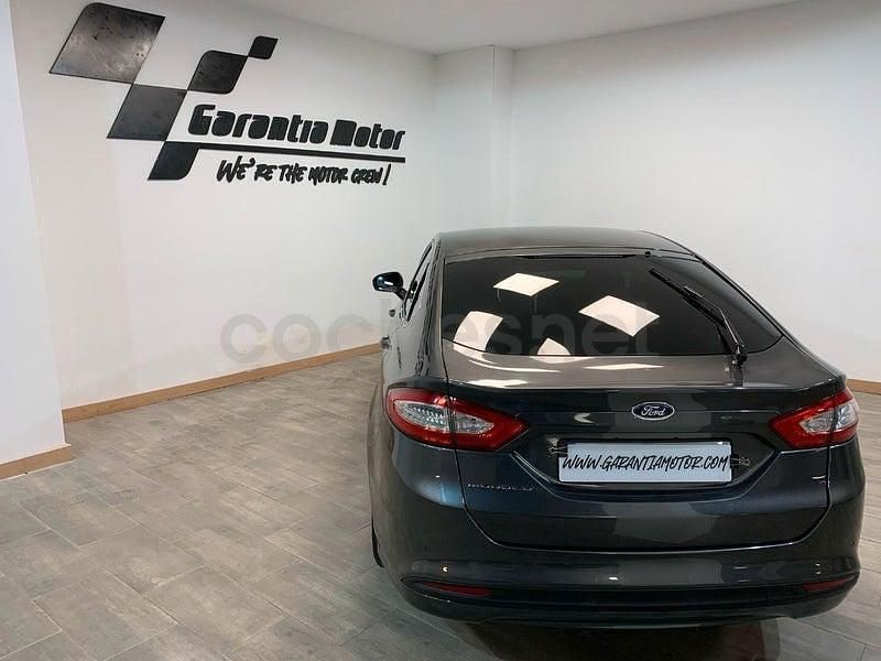 Usado Ford Mondeo Trend 115 CV (84 kW) 2015 Gris / plata Berlina