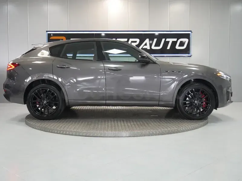 Usado Maserati Levante 350 CV (257 kW) 2019 Gris / plata SUV