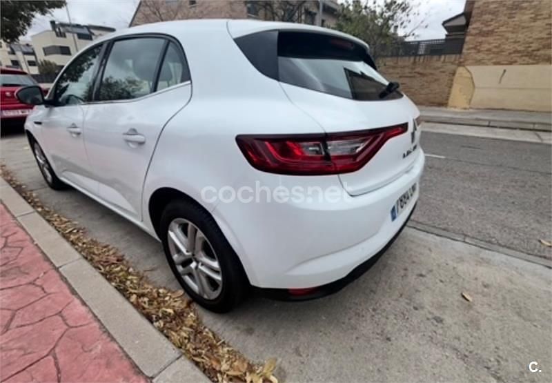 Usado Renault Mégane IV Business 95 CV (69 kW) 2021 Blanco Berlina