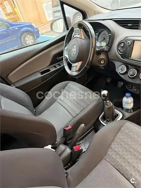 Usado Toyota Yaris Active 99 CV (72 kW) 2017 Rojo Berlina