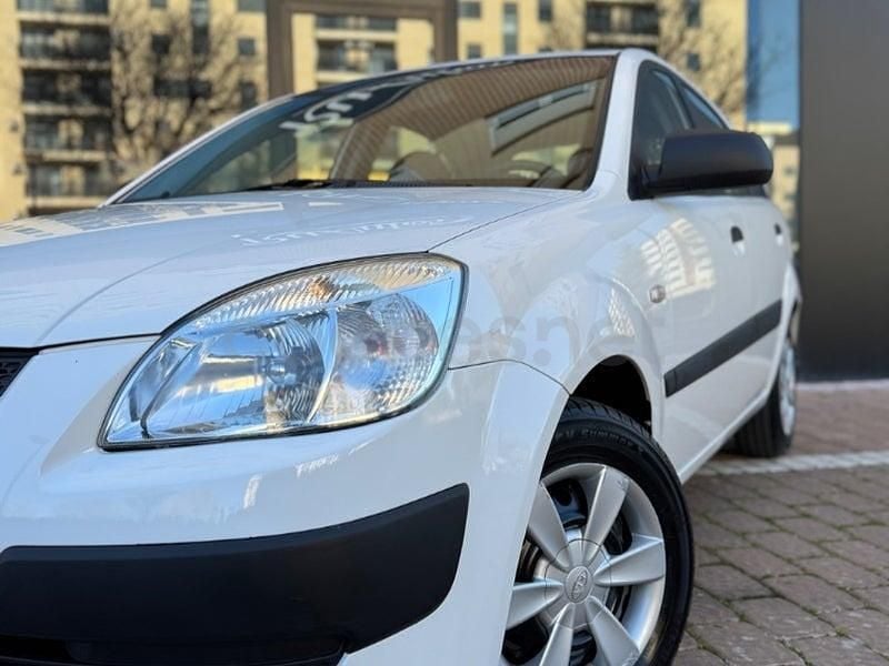 Usado Kia Rio 110 CV (80 kW) 2007 Blanco Berlina