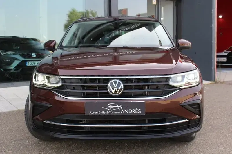 Usado VW Tiguan Life 150 CV (110 kW) 2022 Marrón SUV