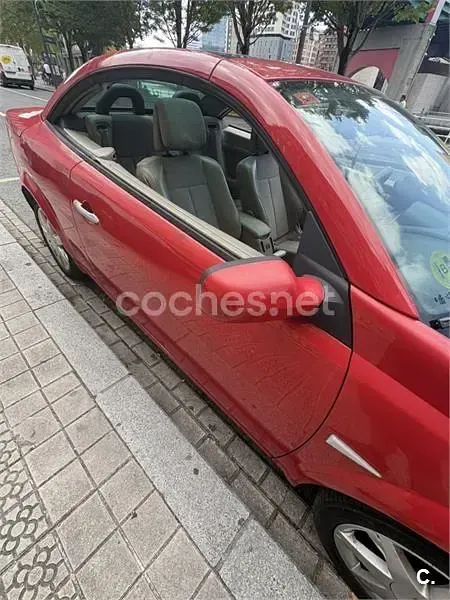 Usado Renault Mégane Cabriolet Dynamique 120 CV (88 kW) 2006 Rojo Descapotable