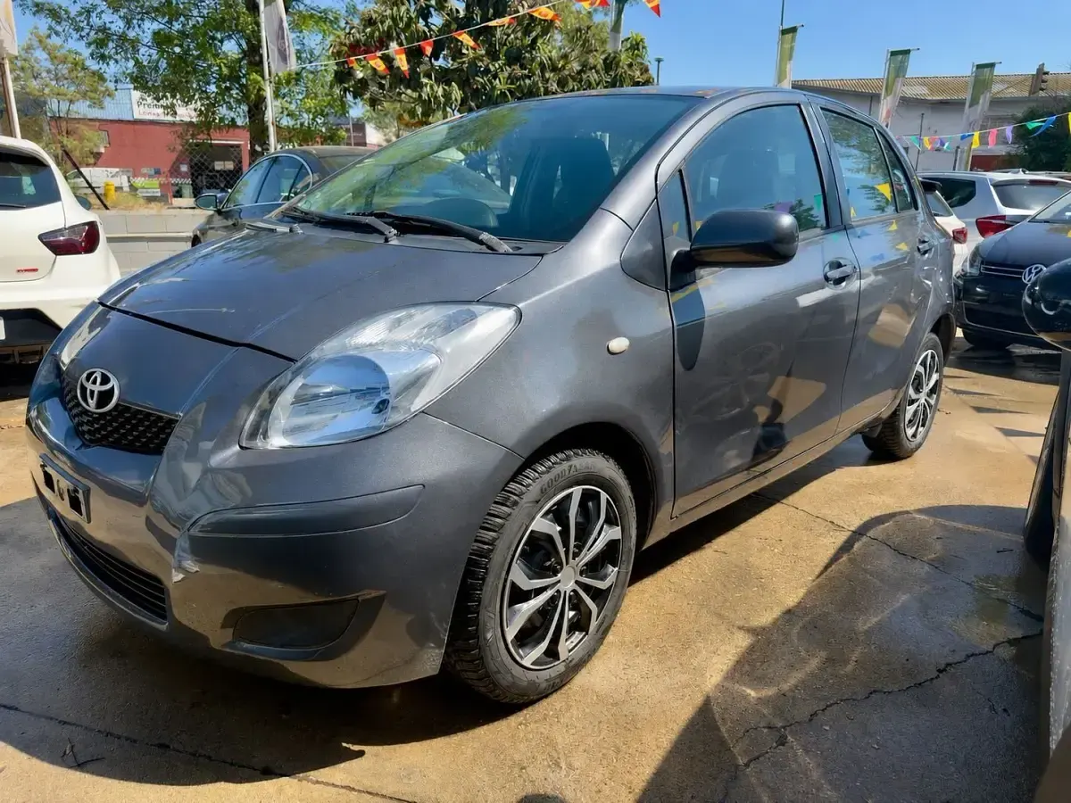Usado Toyota Yaris 101 CV (74 kW) 2009 Gris Utilitario