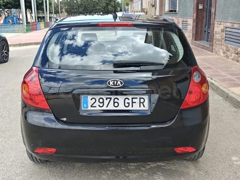 Usado Kia Ceed 109 CV (80 kW) 2008 Negro Utilitario