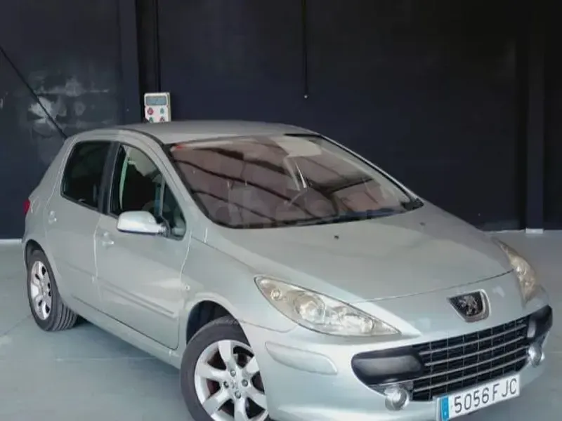 Usado Peugeot 307 90 CV (66 kW) 2007 Gris / plata Berlina
