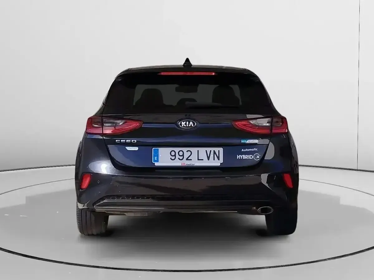 Usado Kia Ceed 136 CV (100 kW) 2021 Negro Utilitario