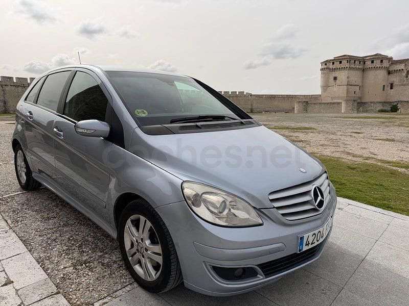 Usado Mercedes B180 109 CV (80 kW) 2007 Gris / plata Monovolumen