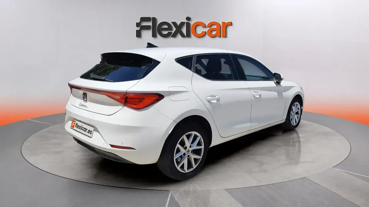 Usado Seat Leon Style 116 CV (85 kW) 2021 Blanco Berlina