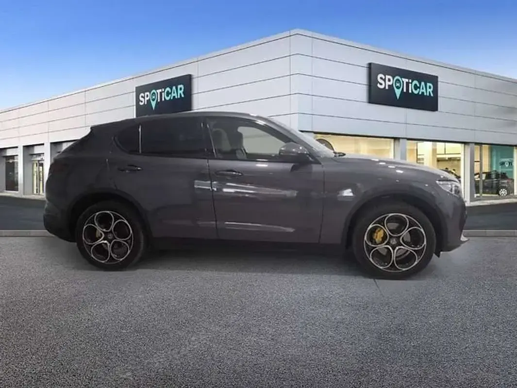 Usado Alfa Romeo Stelvio Executive 211 CV (155 kW) 2019 Gris / plata SUV