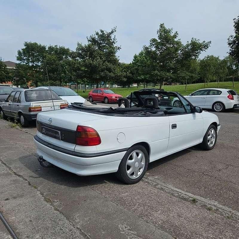 Usado Opel Astra 114 CV (83 kW) 1997 Blanco Descapotable