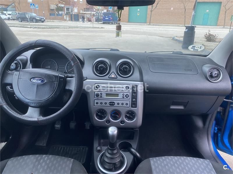 Usado Ford Fiesta 80 CV (58 kW) 2005 Azul Utilitario