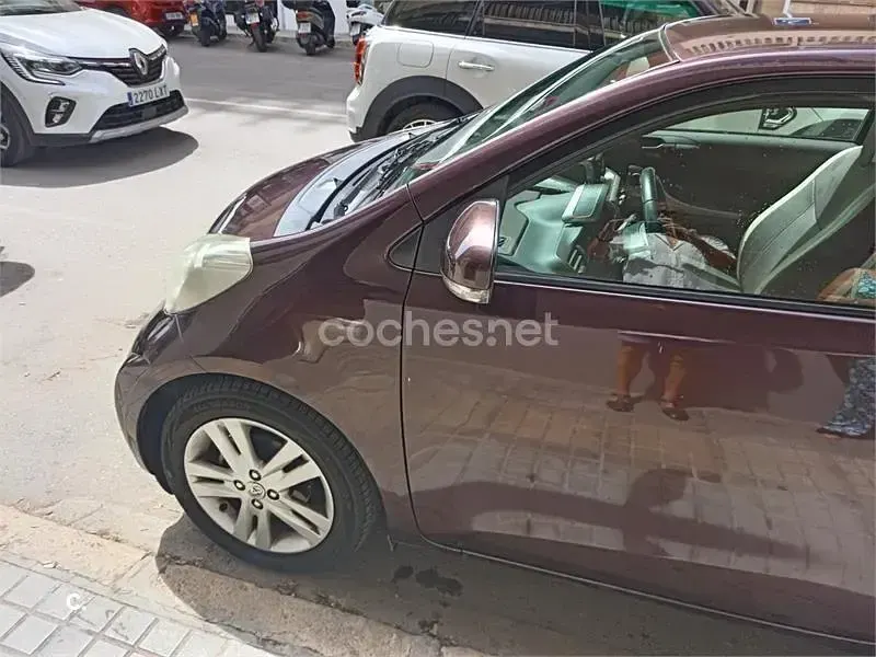 Usado Toyota iQ 99 CV (72 kW) 2010 Violeta / lila Utilitario