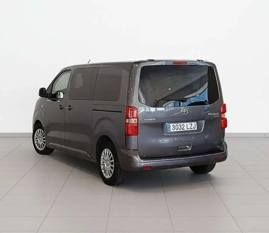 Usado Toyota Proace 145 CV (106 kW) 2022 Gris Monovolumen