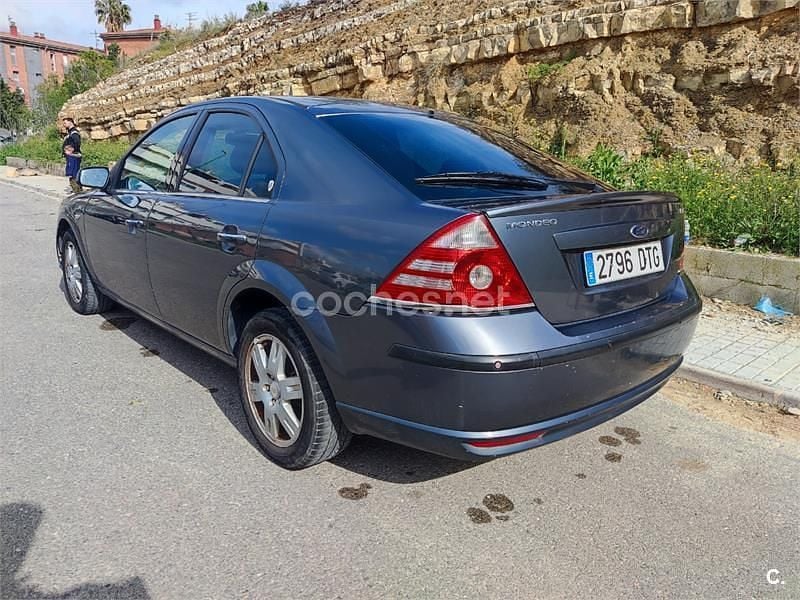 Usado Ford Mondeo Ghia 155 CV (114 kW) 2005 Gris / plata Berlina