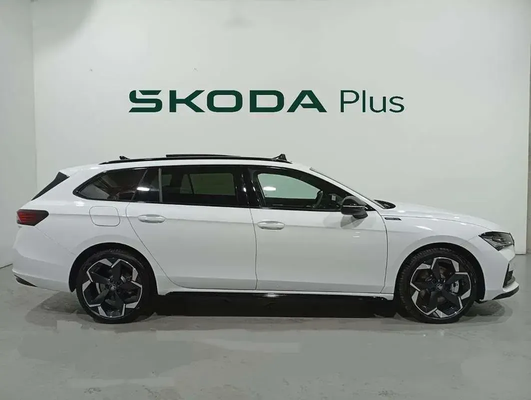 Usado Skoda Superb SportLine 204 CV (150 kW) 2026 Blanco Familiar