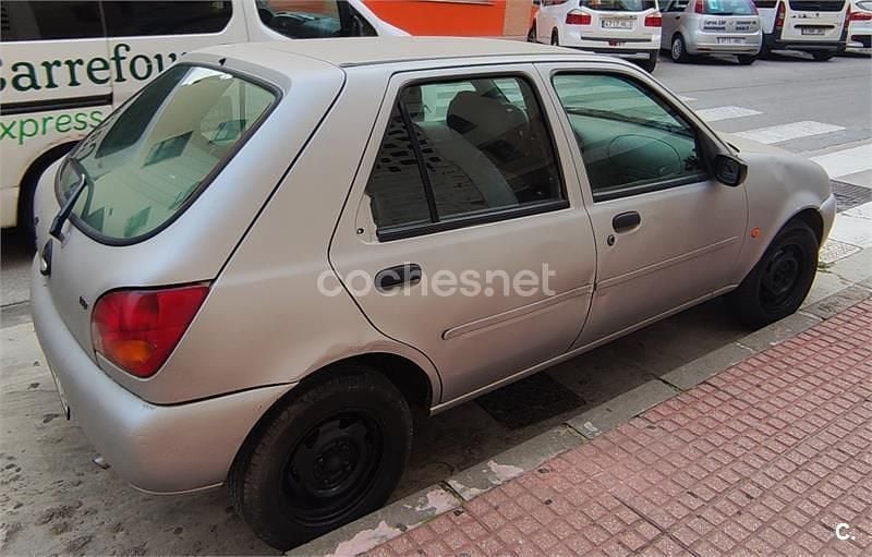 Gris / plata Usado 1997 Ford Fiesta Berlina | 1200 € - Imagen 1/4