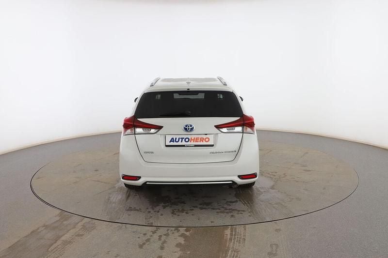 Usado Toyota Auris Touring Sports Active 136 CV (100 kW) 2016 Blanco Familiar
