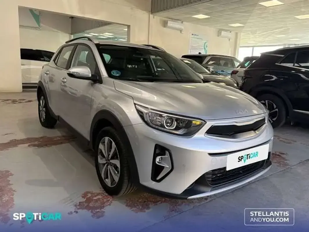 Usado Kia Stonic 101 CV (74 kW) 2024 Gris SUV