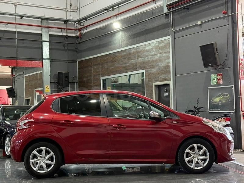 Usado Peugeot 208 Style 92 CV (67 kW) 2014 Granate Utilitario