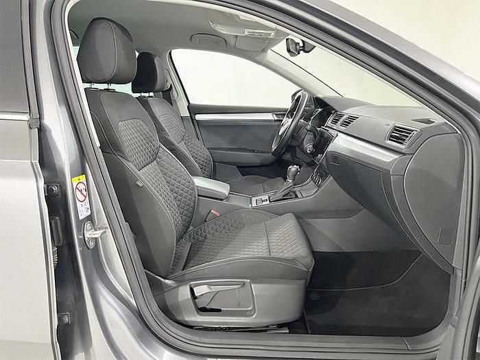Usado Skoda Superb Ambition 150 HP (110 kW) 2023 Cinzento Carrinha
