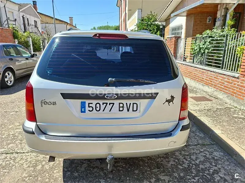 Usado Ford Focus Ambiente 90 CV (66 kW) 2002 Gris / plata Familiar