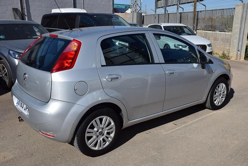 Usado Fiat Punto Pop 69 CV (50 kW) 2016 Gris Utilitario