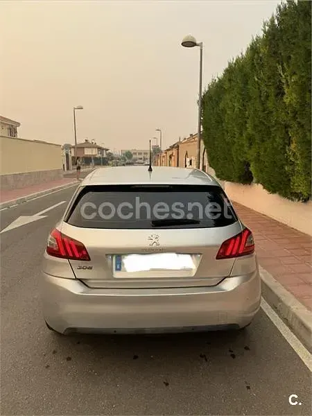 Usado Peugeot 308 Access 100 CV (73 kW) 2015 Gris / plata Berlina