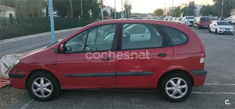 Usado Renault Scénic 110 CV (80 kW) 2000 Rojo Monovolumen