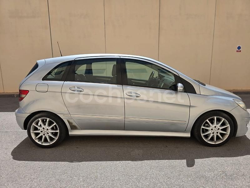 Usado Mercedes B200 140 CV (102 kW) 2005 Gris / plata Monovolumen