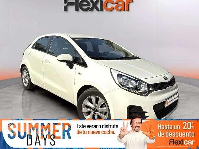 Blanco Usado 2017 Kia Rio 2 Berlina | 9790 € (Buen precio) - Imagen 1/4