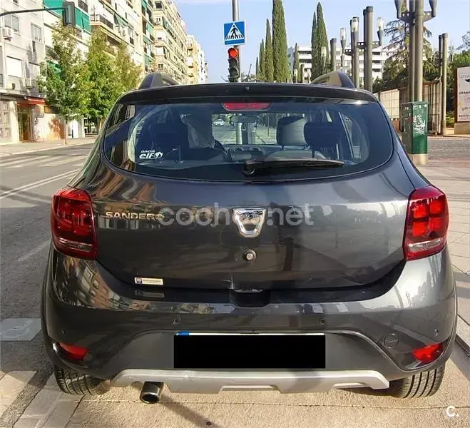 Usado Dacia Sandero 90 CV (66 kW) 2017 Gris / plata Berlina